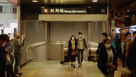 Gente-Caminando-Fuera-De-La-Estación-Mong-Kok-Por-La-Noche-En-Hong-Kong