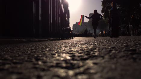 LGBT-Pride-Parade-Auf-Der-Plaza-De-Mayo,-Frau-Schwenkt-Stolz-Flagge,-Buenos-Aires,-Argentinien
