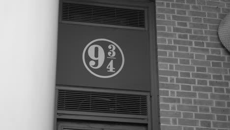 9-3-4-Sign-On-The-Wall-Of-King's-Cross-Railway-Station-In-London,-UK