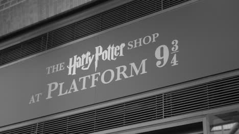 Harry-Potter-Gleis-934-Schild-Am-Bahnhof-King&#39;s-Cross-In-London-Im-Vereinigten-Königreich