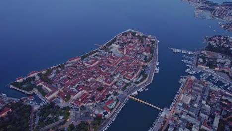 Península-De-Zadar-Con-Centro-Medieval-Durante-La-Hora-Azul-De-La-Mañana,-Antena