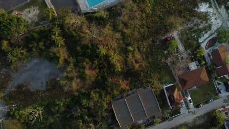 Vista-Aérea-Vista-De-Pájaro-Sobre-Las-Casas-Y-Edificios-De-Las-Bahamas-Hacia-La-Playa-Y-El-Mar-Azul-Turquesa