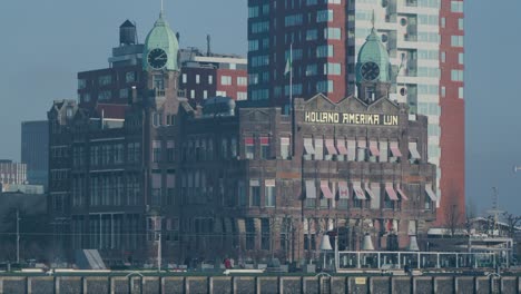 Wunderschönes-Altes-Architektonisches-Gebäude-Neben-Dem-Kanal-Von-Rotterdam,-Niederlande