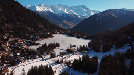 Luftflug-über-Die-Winterlandschaft-Am-See-Lac-Champex-In-Den-Schweizer-Alpen-In-Der-Nähe-Des-Mount-Blanc