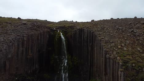 Ikonischer-Stuðlafoss-Wasserfall-In-Island,-Luftdrohne-Fliegt-Rückwärtsansicht