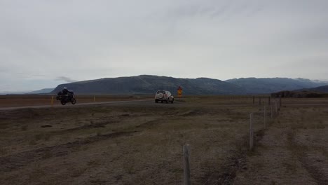 Marrón-Claro-Suzuki-Grand-Vitara-Suv-Estacionado-Al-Lado-De-La-Carretera-En-Islandia