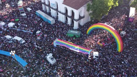 Vielzahl-Von-Menschen-Auf-Der-überfüllten-Plaza-De-Mayo-Für-Den-Marsch-Der-LGBT-Pride-Parade-In-Buenos-Aires-In-Argentinien