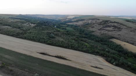 Riesige-Landwirtschaftliche-Felder-Und-Natürliches-Gelände-Im-Dorf-Ireasca-In-Gohor,-Rumänien