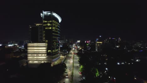 Vista-Nocturna-De-Drones-De-Una-Ciudad-Por-La-Noche-Con-Edificios-De-Gran-Altura