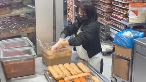 Mujer-Preparando-Pasteles-Y-Donuts-Con-Glaseado,-Gran-Mercado-Central,-Centro-De-Los-ángeles