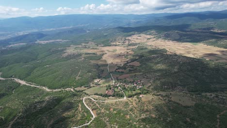 Luftbild-Grünes-Berggelände