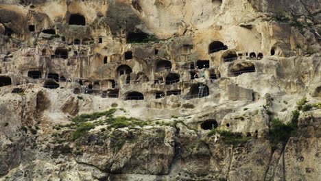 Monasterio-De-La-Cueva-De-Vardzia-Excavado-En-La-Piedra-De-La-Montaña-Erusheti,-Georgia
