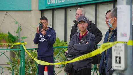 Una-Multitud-De-Asiáticos-Se-Para-Detrás-De-La-Cinta-De-Precaución-Después-Del-Tiroteo-En-El-Parque-De-Monterey