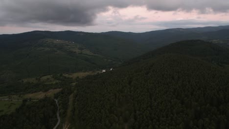 Montaña-Aérea,-Clima-Cambiante-Y-Nuestro-Mundo,-Bosques-Fuente-De-Oxígeno,-Vista-De-Drones-De-La-Cordillera