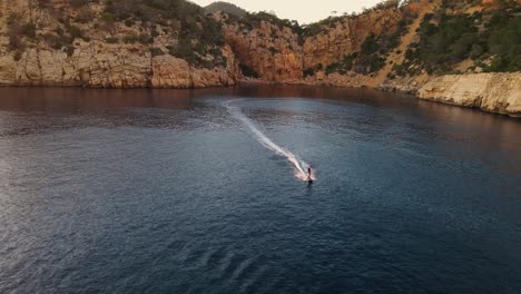Imágenes-De-Drones-De-Alguien-Surfeando-Lejos-De-La-Costa-En-Un-Fliteboard