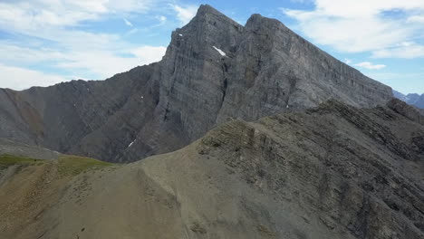 Picos-Alpinos-Rocosos,-Pendientes-De-Pedregal,-Vista-Aérea-Del-Plano-De-Cama-En-ángulo