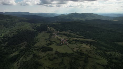 Luftbild-Mit-Hoher-Aussicht-Auf-Das-Dorf