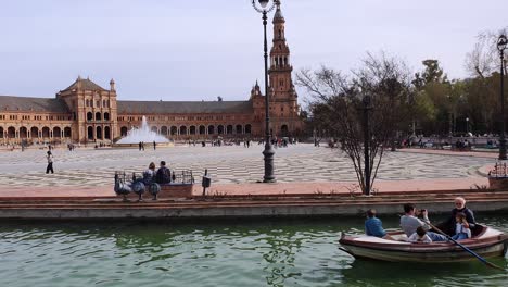 Turista-En-Las-Boas-De-Los-Canales-De-Plaza-De-España-En-Sevilla