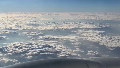 Bewölkter-Himmel,-Landschaft,-Blauer-Horizont-Und-Flugzeugflugflügel-Eines-Flugzeugs,-Das-über-Den-Wolken-Mit-Sonnenuntergangshimmel-Fliegt