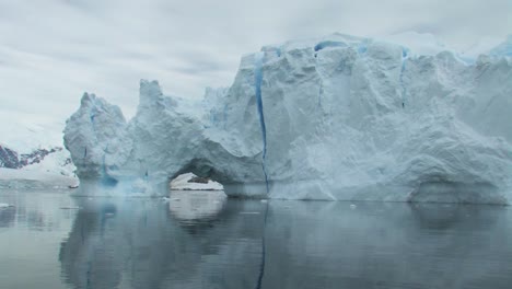 Iceberg-Flotando-En-El-Mar
