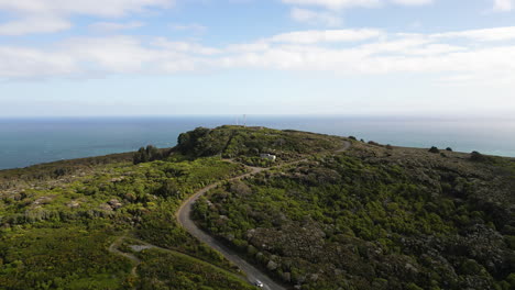 Nach-Oben-Geneigte-Luftdrohne-über-Einem-Wunderschönen-Aussichtspunkt-Auf-Einem-Hügel-Mit-Blick-Auf-Den-Bluff-Beach-Und-Das-Meer-Im-Hintergrund-Auf-Der-Nordinsel,-Neuseeland