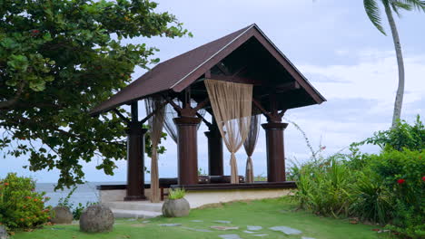 Schuppen-Am-Strand-Für-Romantische-Paar-Außenmassagen-Im-Shangri-La-Mactan-Resort-Und-Spa-In-Cebu,-Philippinen