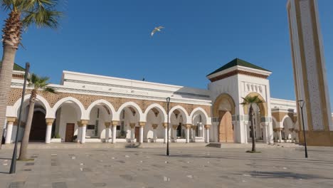 Mezquita-Masjid-Lalla-Abosh-En-Tánger-En-Marruecos-En-Un-Día-Soleado-Con-Cielos-Azules