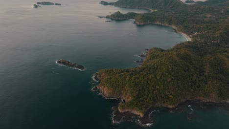 Islas-Boscosas-En-La-Playa-Tropical-De-Guanacaste-En-Costa-Rica,-América-Central