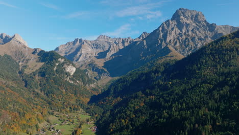 Pueblo-De-Les-Planes-sur-bex-Con-La-Majestuosa-Cumbre-De-La-Montaña-Grand-Muveran-Durante-El-Otoño-En-Vaud,-Suiza