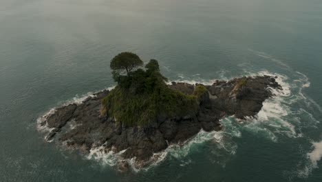 Luftaufnahme-über-Einer-Insel-In-Guanacaste,-Costa-Rica---Drohnenaufnahme