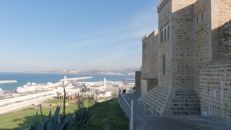 Blick-Auf-Die-Außenwand-Der-Kasbah-Von-Tanger-Mit-Blick-Auf-Den-Fischereihafen-In-Marokko