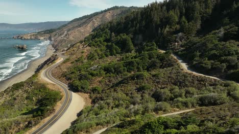 Drohnenaufnahme-Der-Malerischen-Autobahn-Entlang-Der-Wunderschönen-Küste-Kaliforniens