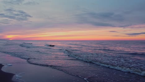 Sonnenuntergang-über-Der-Ostsee-Und-Dem-Sandstrand,-Luftaufnahme-Nach-Hinten