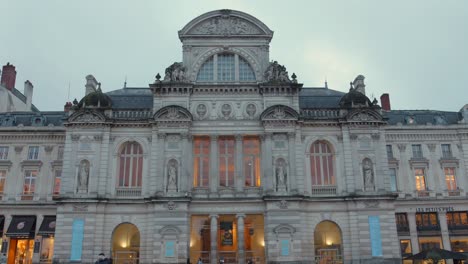 Place-Du-Ralliement-Con-Grand-Theatre-D&#39;angers-Durante-La-Puesta-De-Sol-En-Angrys,-Francia