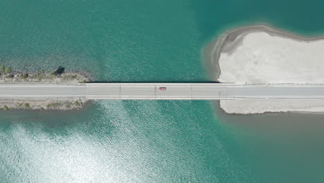 Luftaufnahme---Brücke-über-Den-Traful-See,-Patagonien,-Río-Negro,-Argentinien,-Aufsteigender-Schuss