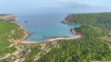 Filmische-Drohnenschwenks-Um-Einen-Abgelegenen-Inselstrand-In-Spanien