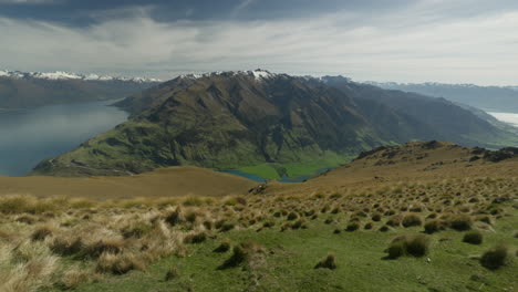 Mountain-view-with-grassy-slope-on-Isthmus-Peak-in-New-Zealand,-Southern-Alps