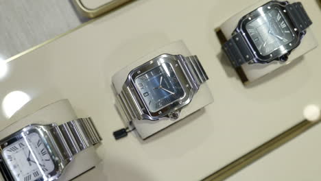 Vista-Superior-Toma-Vertical-De-Relojes-Cartier-En-Exhibición