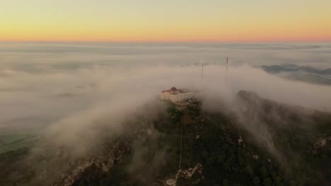 Fliegen-über-Den-Wolken-In-Den-Spanischen-Bergketten-Auf-Der-Insel-Menorca
