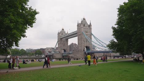 People-Strolling-And-Enjoying-At-The-Park-In-London,-UK-Near-The-Famous-Tower-Bridge