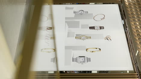 Cartier-Uhrenlogo-Stand-Im-Luxusgeschäft,-Vertikale-Aufwärtsansicht