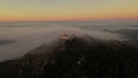 Sonnenaufgang-In-Europas-Bergketten-Mit-Nebel,-Der-Bei-Tagesanbruch-über-Die-Hügel-Rollt