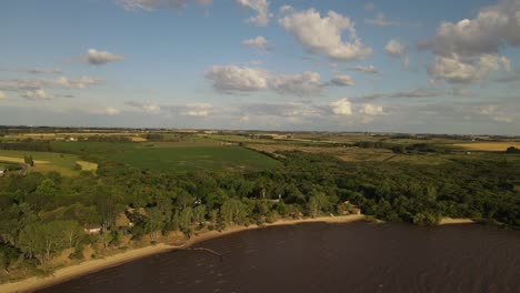 Große-Grüne-Felder-Auf-Ausgefransten-Bentos-Unter-Blauem-Himmel-In-Uruguay