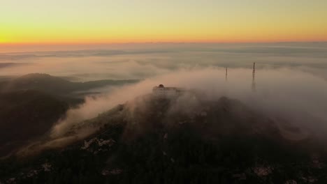 Sonnenaufgangsflug-Um-Den-Monte-Toro-Auf-Menorca-–-Wolken-Rollen-Mit-Filmischem-Schwenk-über-Die-Hügel-Spaniens