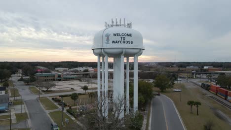 Wasserturm-In-Waycross-Georgia-Bei-Sonnenuntergang,-Luftaufnahme,-Spur-Nach-Links