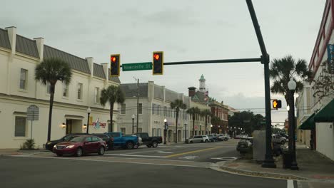 Brunswick-Georgia-Newcastle-Street-Und-Rathaus-An-Einem-Bewölkten-Tag