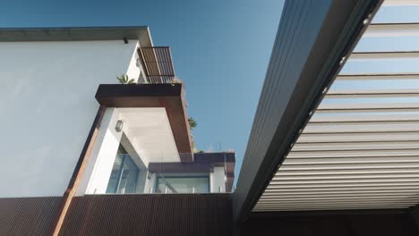 Schöne-Außenansicht-Des-Modernen-Hauses-Und-Seines-Balkons-In-Frontignan,-Frankreich