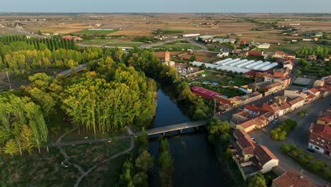 Drone-Revela-El-Municipio-De-La-Aldea-En-España-Al-Atardecer