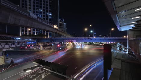 Autos-Fahren-Nachts-Auf-Der-Stadtstraße-Unter-Der-Thailändisch-japanischen-Freundschaftsbrücke-In-Bangkok,-Thailand