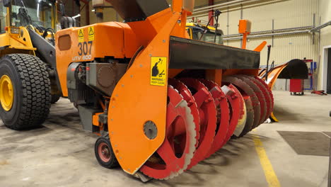 Flughafen-Schneeräumgeräte-Im-Hangar,-Bulldozer-Mit-Rotierenden-Messern